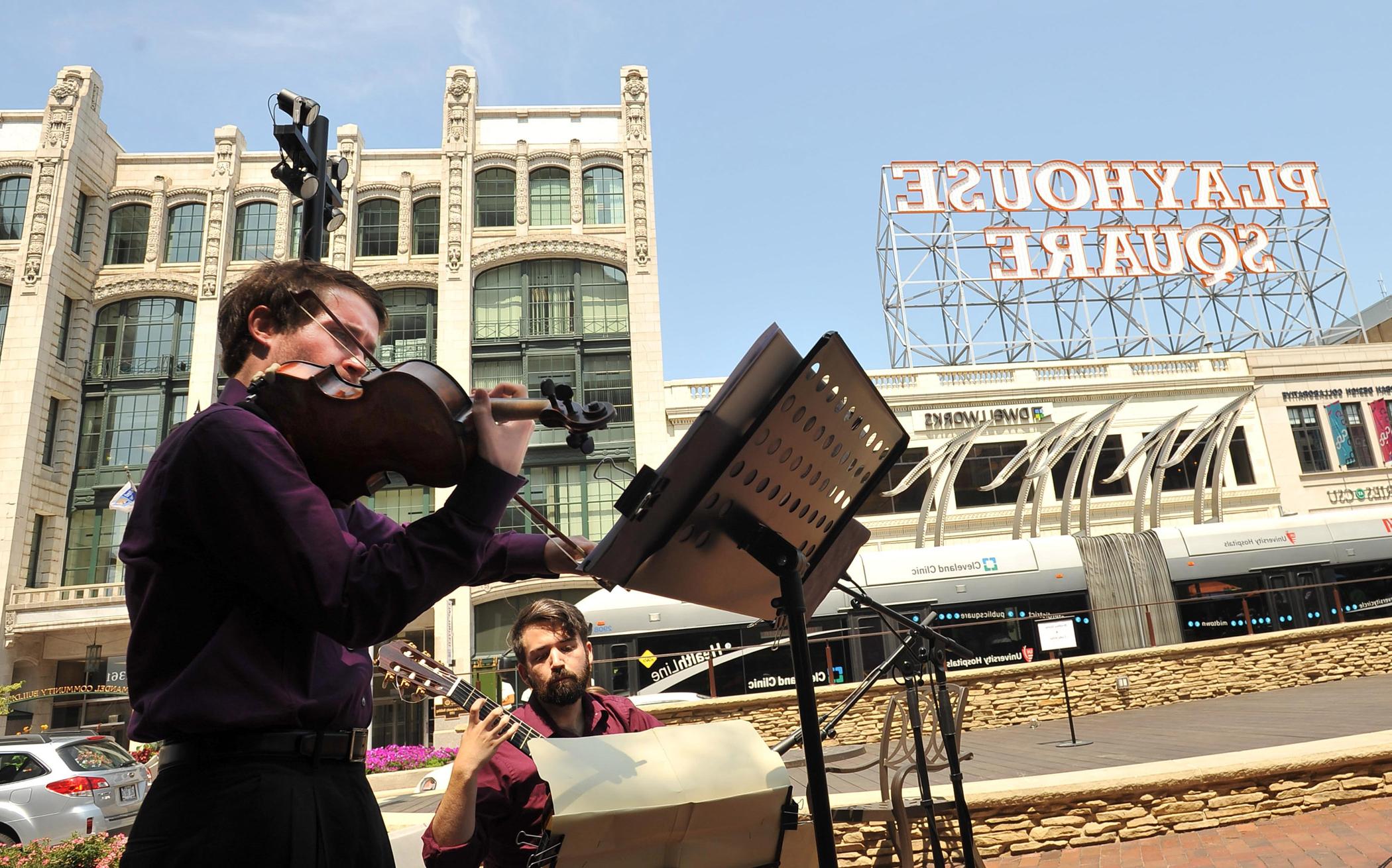 音乐系学生在市中心剧场广场外表演 